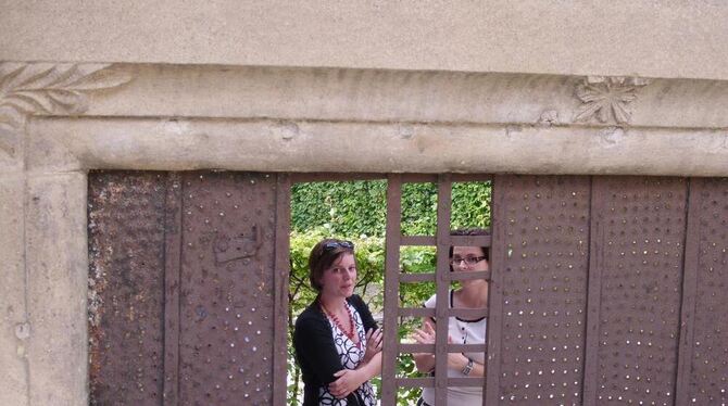 Ausstellungsmacherin Marie Lauenroth (links) mit Sabine Hohloch beim Blick durch das einzigartige Sprechgitter. GEA-FOTO: BARAL