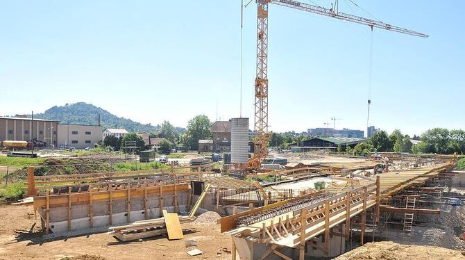 Im Zeitplan: die Brückenkonstruktion, auf welcher der verlegte Alfred-Schradin-Weg die tiefergelegte künftige Zufahrt zum Tunnel