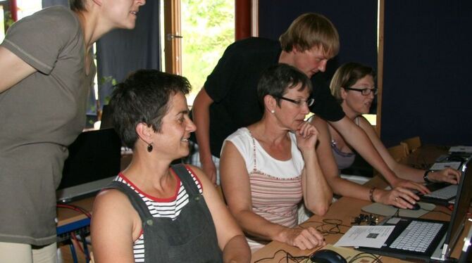 Julian Ziegler erklärt interessierten Eltern in der Großengstinger Waldorfschule, wie Computerspiele gehen und was junge Leute g