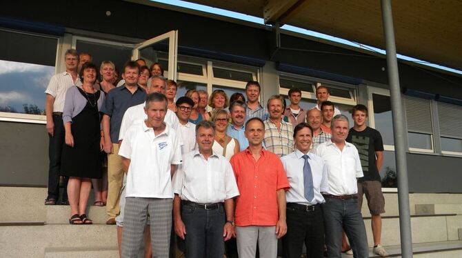 Die LG Schönbuch-Familie beim Jubiläumsfest zum 40-jährigen Bestehen des Vereins auf der neuen Tribüne im Schönbuchstadion.  GEA