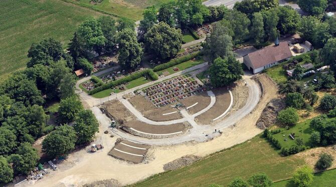 Der Nehrener Friedhof wird momentan erweitert, neue Grabkammern entstehen. Die Form wird einem Halbkreis ähneln.