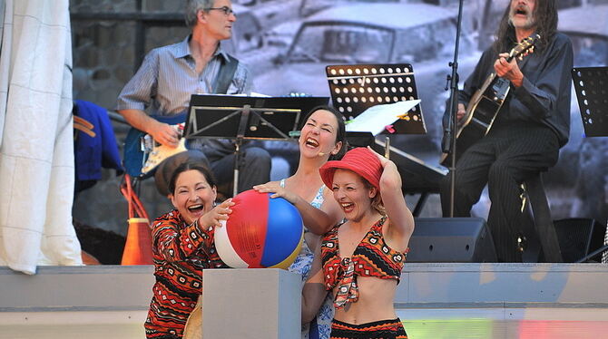 70er-Jahre-Mode vom VEB Badebekleidung Guben wird im Tonne-Open-Air wiederbelebt. FOTO: GERLINDE TRINKHAUS