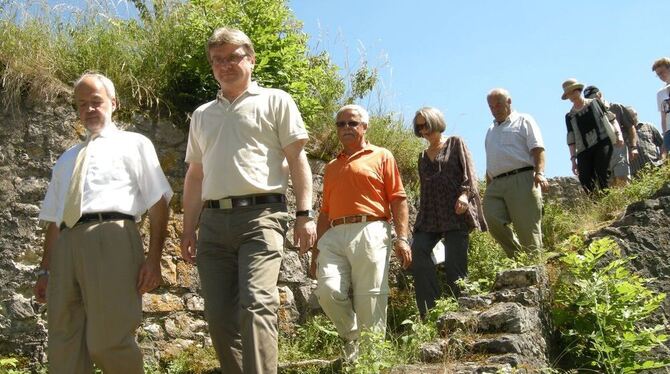 Auf dem Weg zur Schillerhöhe: Landrat Thomas Reumann (von links) und Bad Urachs Bürgermeister Elmar Rebmann führen den Tross der