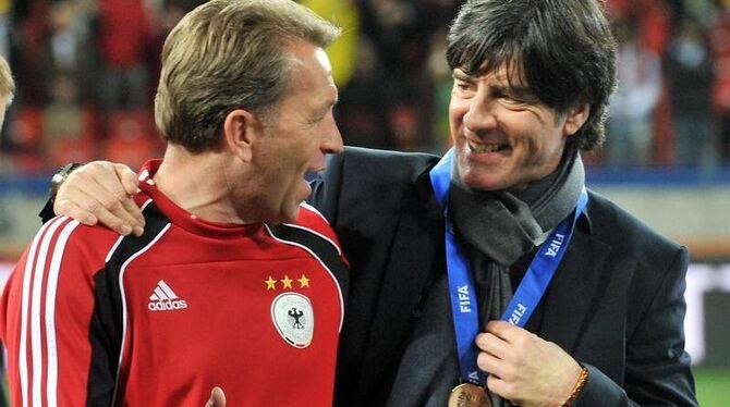 Joachim Löw (r) und Torwarttrainer Andreas Köpke jubeln über Platz drei.