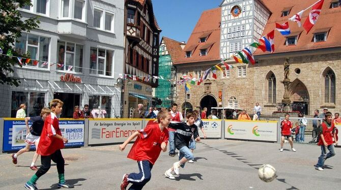 Der Lions-Club Neckar-Alb sammelt dieses Jahr für das Straßenfußball-Projekt Streetsport Neckar-Alb.  ARCHIVFOTO: NIETHAMMER