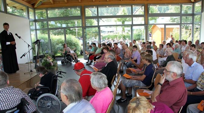 Zahlreiche Gäste besuchten den Gottesdienst zum Auftakt des Schlossfests in Grafeneck.