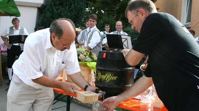 Vier Schläge brauchte der stellvertretende Bürgermeister Werner Freudigmann, bis das Bier floss. Organisator Anton Hummel hielt