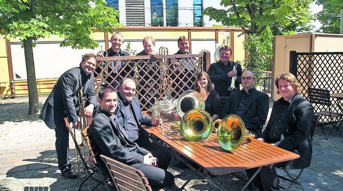 Tom und seine Eifelbuben, ein ursprünglich klassisches Profi-Blechbläserensemble, interpretiert in Reutlingen Volksmusik. FOTO: