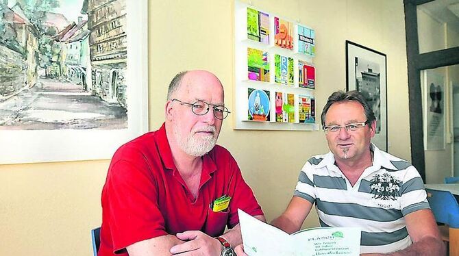 Herbert Hübner (links) und Achim Scherzinger im Lobby-Restaurant. FOTO: TRINKHAUS