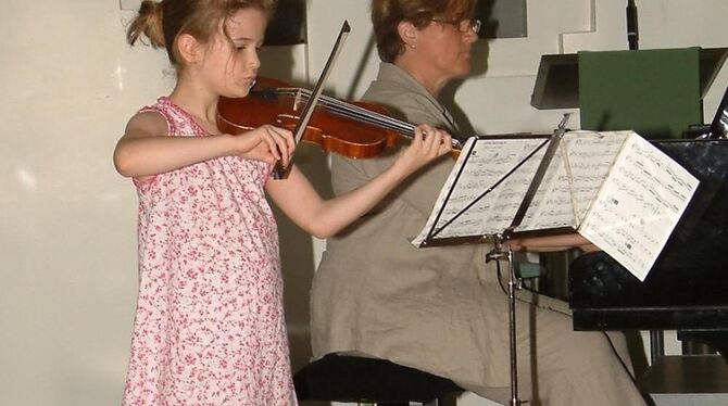 Mira Uhde (9) spielt ein Violinkonzert für Kinder von Oskar Rieding, begleitet von Musiklehrerin Gerlinde Martin.  FOTO: KAB