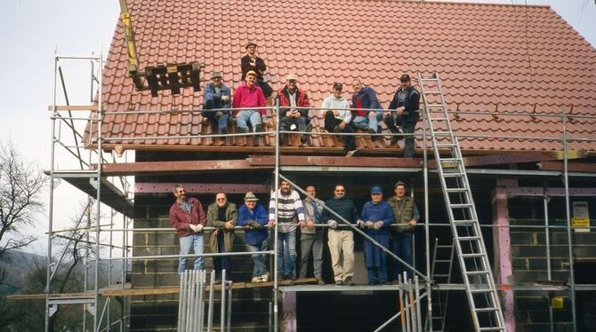 Beim Bau der im September 2003 fertiggestellten Mosterei in Rietheims Ortsmitte haben die Albvereinsmitglieder kräftig mit Hand