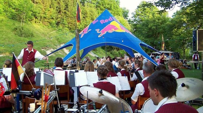 Die Melchinger Lauchertmusikanten gaben gemeinsam mit den Köhlermusikanten aus Kohlstetten ein Konzert auf zwei Bühnen. FOTO: FR