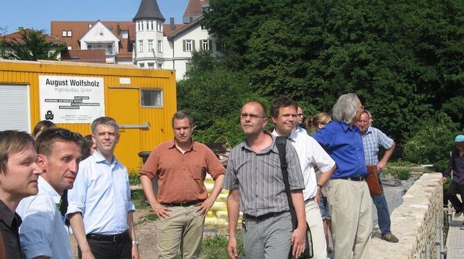 Weil die Stadtmauer saniert wird, sah es gestern beim Rundgang der Gemeinderäte auf dem Schulberg neben dem Notariat noch nicht