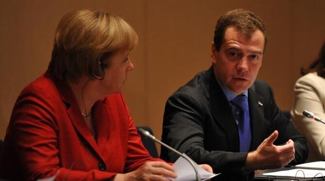 Bundeskanzlerin Angela Merkel und Russlands Präsident Dmitri Medwedew sprechen in Jekaterinburg (Russland).