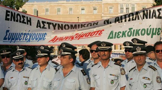 Griechische Polizisten protestieren vor dem Parlament in Athen gegen die neuen Pensionsregelungen.