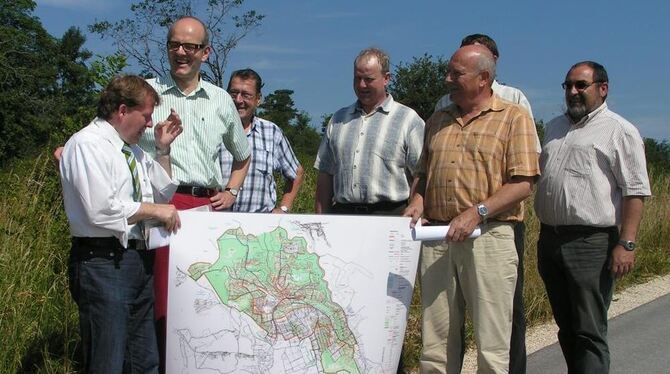 Feierliche Übergabe der neuen Rietheimer Wegekarte auf dem Wildbienen-Bankett.  GEA-FOTO: GEIGER