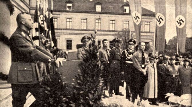 Mit Uniform und Hakenkreuz-Fahnen: Im Mai 1938 wurde der Platz vor der Neuen Aula in Langemarckplatz umbenannt.  FOTO: PR