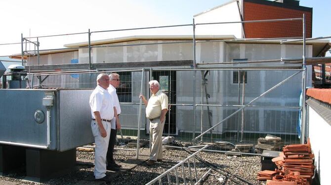 Ein Teil des bisherigen Heimdachs wurde überbaut für die Erweiterung des Hospizes. Auf dem Foto (von links): Dr. Friedrich Vollm