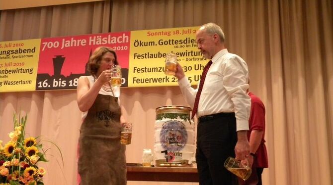 Fassanstich zum Ortsjubiläum: Bürgermeisterin Silke Höflinger und Landrat Thomas Reumann als gutes Team.  GEA-FOTO: HEK