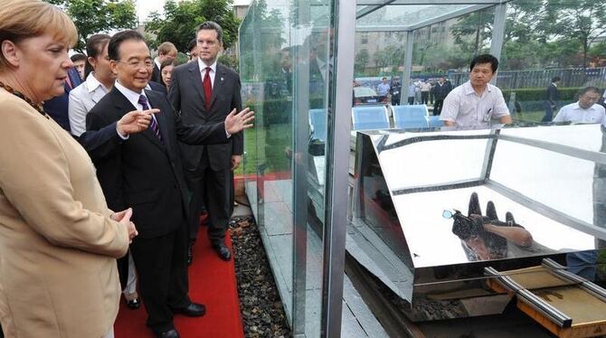 Bundeskanzlerin Merkel und Ministerpräsident Wen ließen sich ein Schienenfahrzeug bei Siemens in Xi´an erklären. 