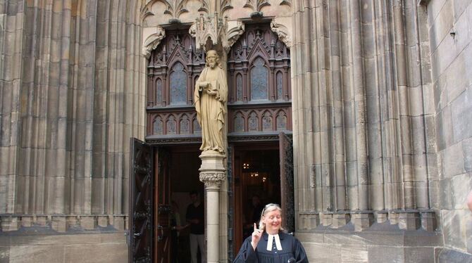 Die Glocken der Marienkirche schlugen noch, als Pfarrerin Sabine Großhennig vor dem wieder geöffneten Hauptportal zur Begrüßung