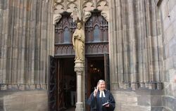 Die Glocken der Marienkirche schlugen noch, als Pfarrerin Sabine Großhennig vor dem wieder geöffneten Hauptportal zur Begrüßung 