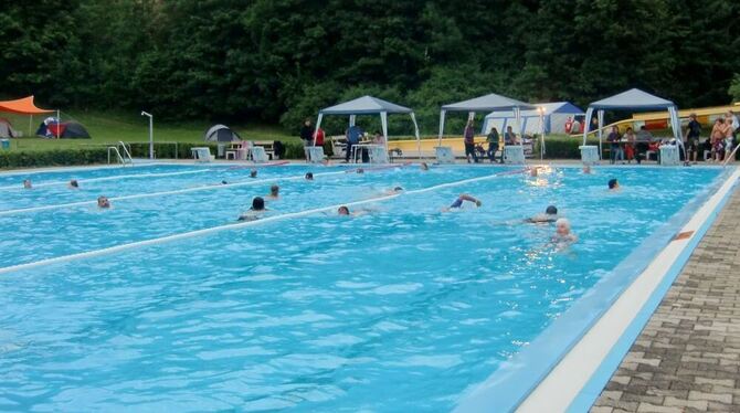 Eine ganze Nacht in Bewegung fürs Freibad: Während die Temperaturen draußen eher frostig waren, fühlten sich die Teilnehmer im 2