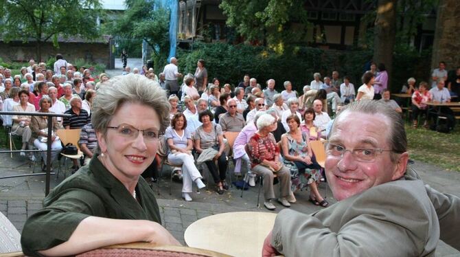 Oberbürgermeisterin Barbara Bosch und Lindenhof-Theatermacher Bernhard Hurm waren gestern das erste Duo, das auf dem Biedermeier