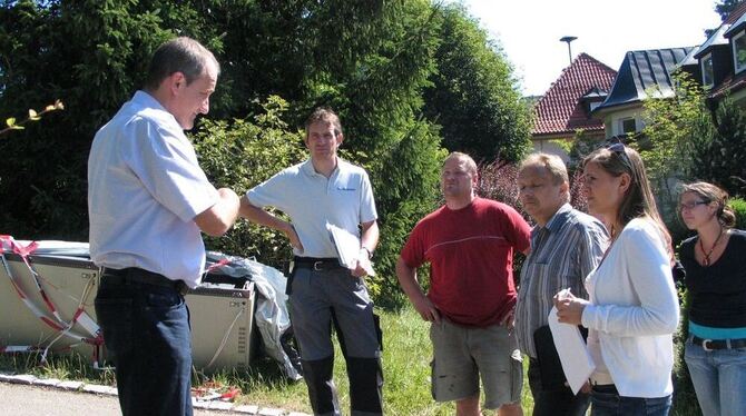 Lagesbesprechung vor dem Kindergarten (von links): Bürgermeister Uwe Morgenstern, Handwerker Alexander Flad, Hausmeister Uwe Fla