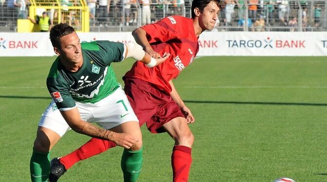 Marko Arnautovic (links) im Zweikampf mit dem Reutlinger Ersah Öztürk. FOTO: PACHER