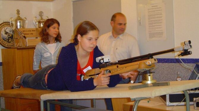 »Schnuppertrainig am Luftgewehr« wird in vielen Ferienprogrammen angeboten, wie hier vor einigen Jahren in Pliezhausen. GEA-FOTO