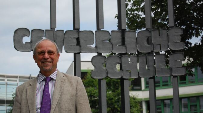 Dieter Kuhn vor der Gewerblichen Schule Metzingen, die er neun Jahre lang geleitet hat. FOTO: PFISTERER