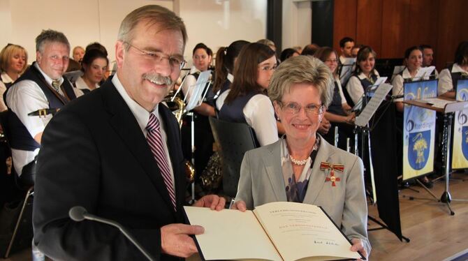 Staatssekretär Hubert Wicker überreichte Birgit Walter im erst kürzlich eingeweihten Festsaal in der Ofterdinger Zehntscheuer da