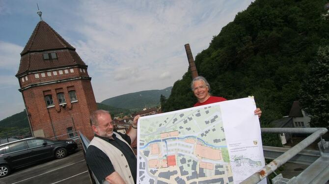 Lutz Adam (rechts) und Werner Beck blicken vom Uracher Parkdeck auf das Gross- und Quenzer-Areal, auf dem das Elsach-Center ents