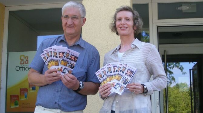 Kurt Karasek und Karin Hammer mit den neuen Spielplänen. FOTO: BÖRNER