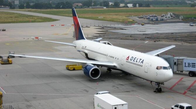 Eine Boeing 767 von Delta Airlines auf dem Flughafen Stuttgart.