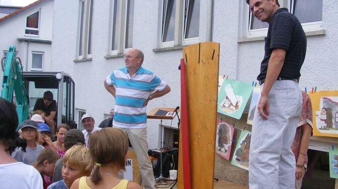 Christof Dold auf der Waage: Von seinem Gewicht profitiert die Kirche. FOTO: BÖRNER