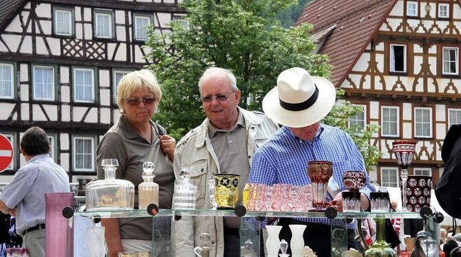 Ein Erlebnis für sich: Antikmarkt vor der Altstadt-Fachwerkkulisse Bad Urachs mit einem überwältigenden Angebot an Werten, Plüsc