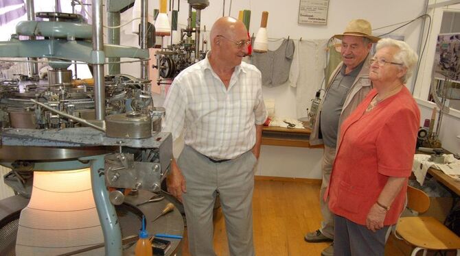 Da ist Fachwissen gefragt: Wilhelm Eberhardt ist gelernter Strickmeister - er hat zusammen mit Helmut Nill die Strickmaschinen i