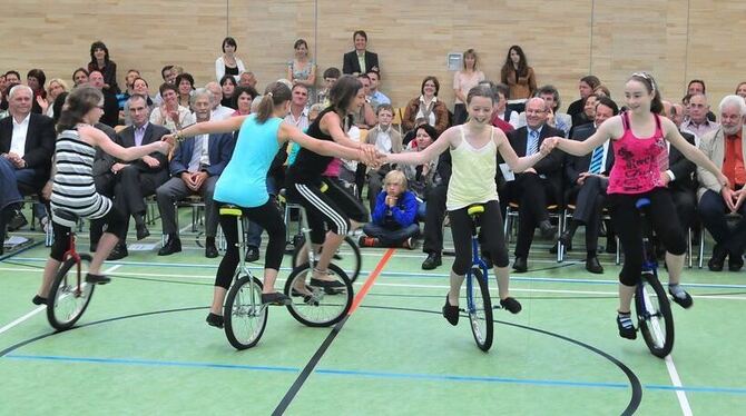 Showeinlage der Klasse 5a beim Festakt zur Sporthalleneinweihung. GEA-FOTO: Meyer