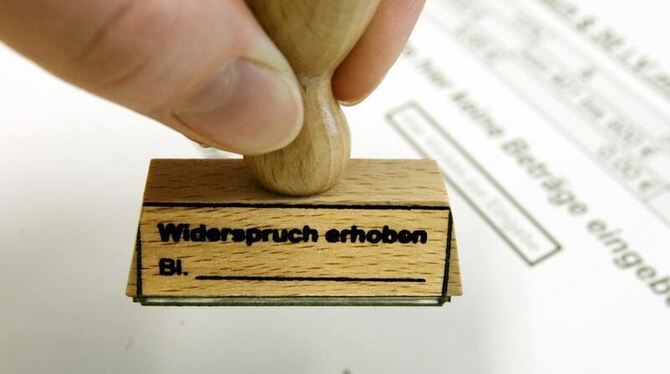 In der Widerspruchsstelle für Hartz IV der Arbeitsgemeinschaft Leipzig hält eine Mitarbeiterin einen Stempel für Eingänge von