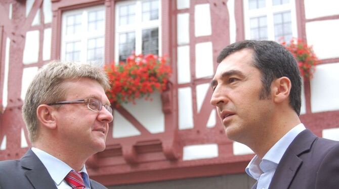 Bestandsaufnahme und Ausblicke: Grünen-Chef Cem Özdemir (rechts) mit Bürgermeister Elmar Rebmann. FOTO: PFISTERER