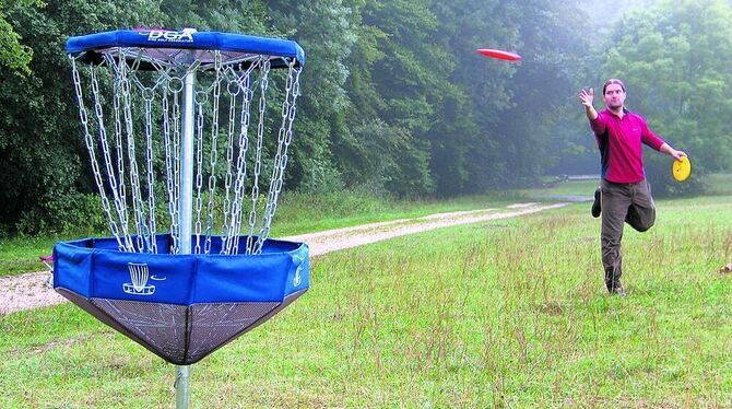 Bei der neuen Sportart Discgolf werden bunte Scheiben auf einen Fangkorb aus Metall geworfen.  FOTO: MOLT