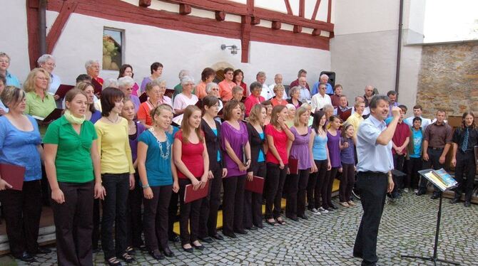 Stimmgewaltig präsentierten sich die Chöre des Gesangvereins Harmonie unter der Leitung von Gerald Pommranz bei ihrem ersten mor