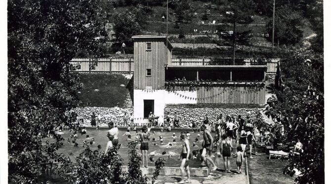 Gut besucht: Das Honauer Freibad, dargestellt auf einer alten Postkarte. FOTO: PR