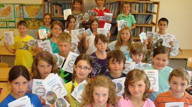 Ein Buch voller Erinnerungen halten die Holzelfinger Schüler in ihren Händen. Nach vielen Jahren ist es begehrter Lesestoff, wei