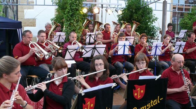 Zum Start morgen machen die Ermstalmusikanten Laune.  GEA-ARCHIVFOTO: MAR