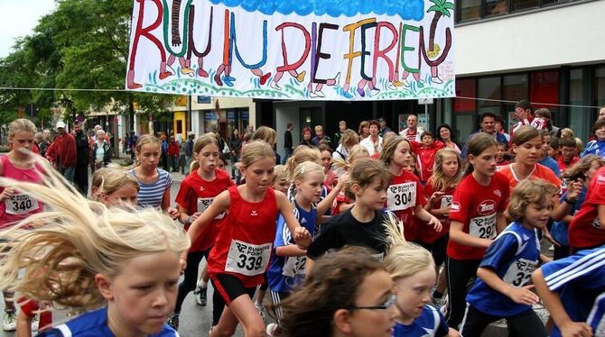 Noch unbeschadet vom Regen absolvierten die Schüler - hier der Start des Mädchenlaufs - ihren »Run in die Ferien«.  FOTO: KOZJEK