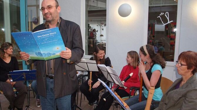 Pfarrer Ulrich Ziegler mit dem privaten Blockflötenensemble Pliezhäuser Sternschnuppen.  FOTO: SANDER