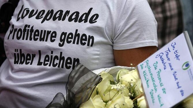 Die Trauer um die Opfer der Loveparade ist begleitet von wütenden Fragen nach dem Warum.